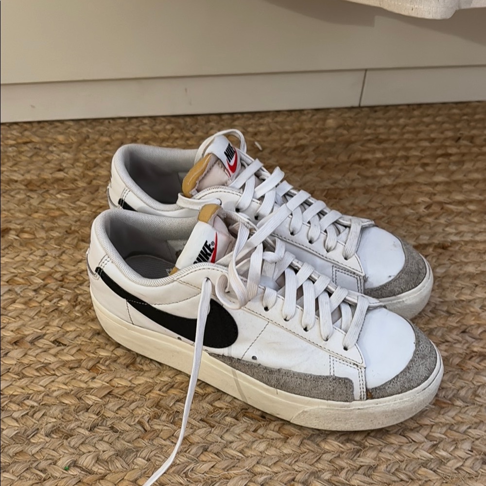 Nike White and Black Classic Sneakers
